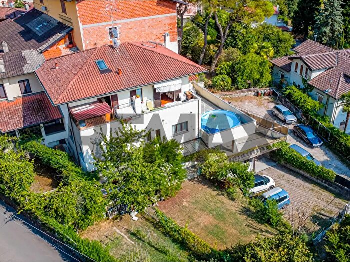 Casa con 10 locali in vendita in Via Campagnetta, Castelveccana