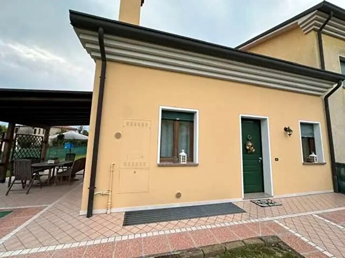Casa con 8 locali in vendita in Salgareda