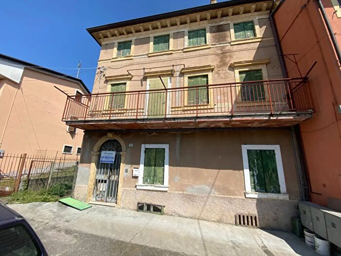Appartamento con 5 locali in vendita in Via della Pieve, San Pietro In Cariano