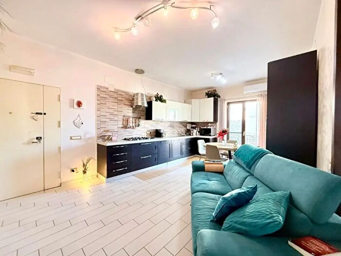 Appartamento trilocale in vendita in Viale Bognar, Pozzuoli