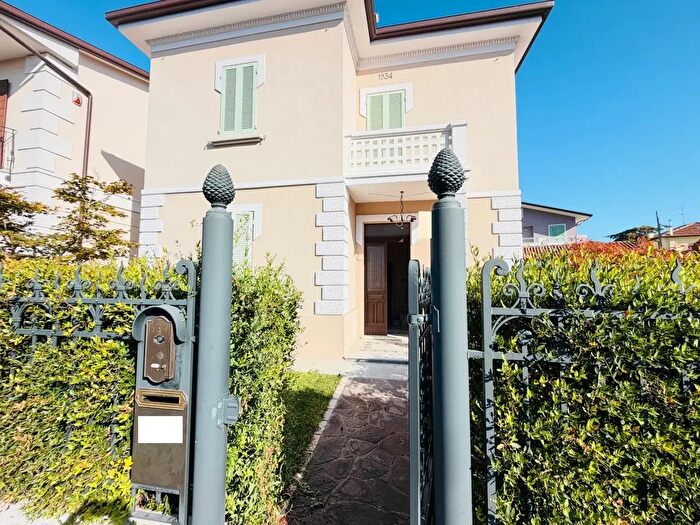 Casa con 8 locali in affitto in Via Giuseppe Garibaldi, Gambettola