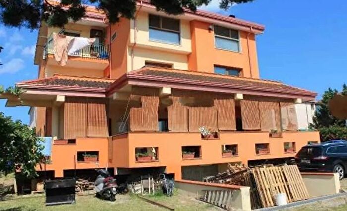 Casa con 6 locali in vendita in Via Irlanda, Crotone