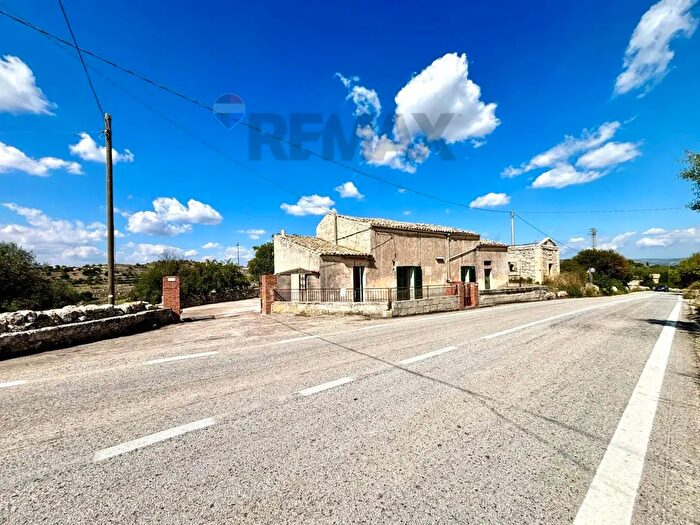 Casa con 18 locali in vendita in Via degli Artigiani Snc, Ragusa