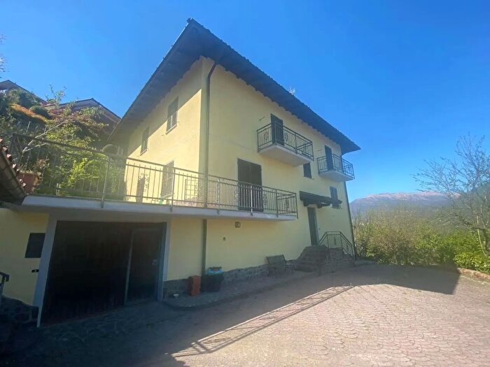 Casa con 9 locali in vendita in Lavena Ponte Tresa