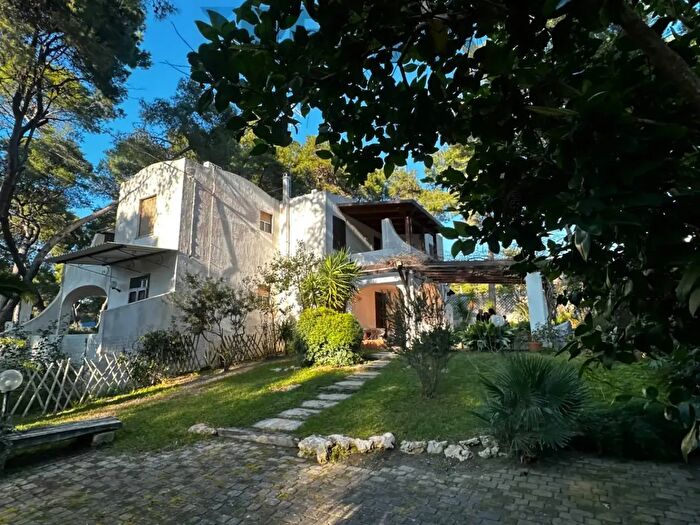 Casa con 6 locali in vendita in Castellaneta