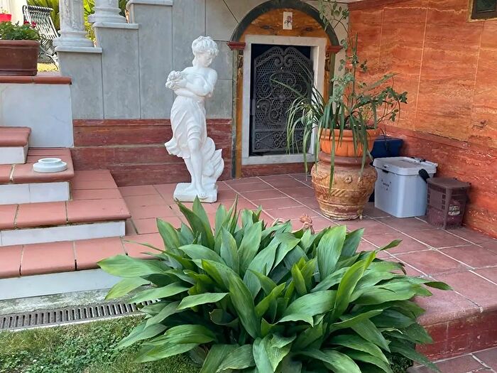 Casa con 8 locali in vendita in Carrara