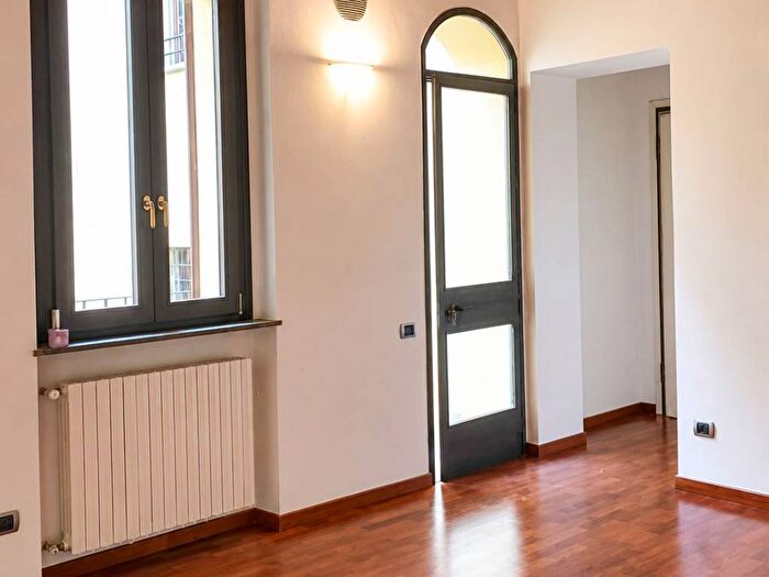 Appartamento trilocale in affitto in Via Mercato, Cadorna Castello, Milano