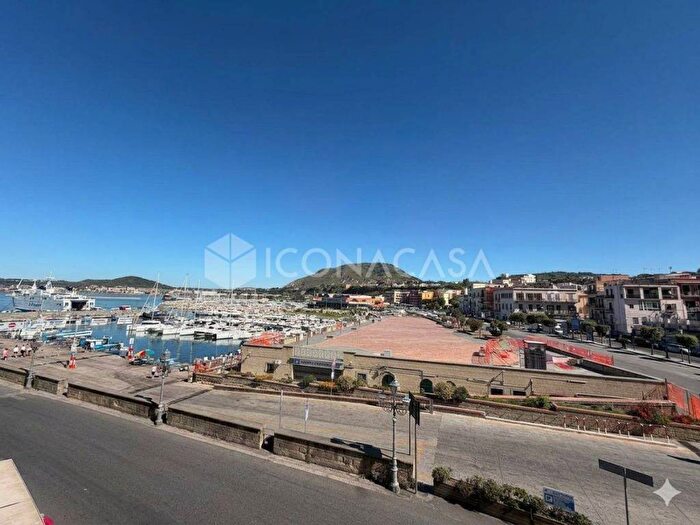 Appartamento trilocale in affitto in Via Caldaie, Porto, Pozzuoli