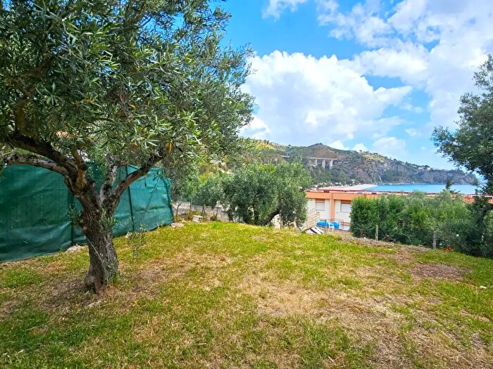 Appartamento trilocale in vendita in Via Trav del Mare, Staletti