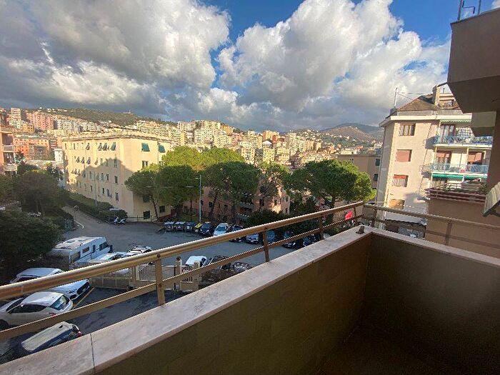 Appartamento trilocale in affitto in Via Emilio Massone, San Martino, Genova