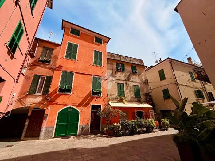 Appartamento trilocale in vendita in Piazza Torlaro, Albenga
