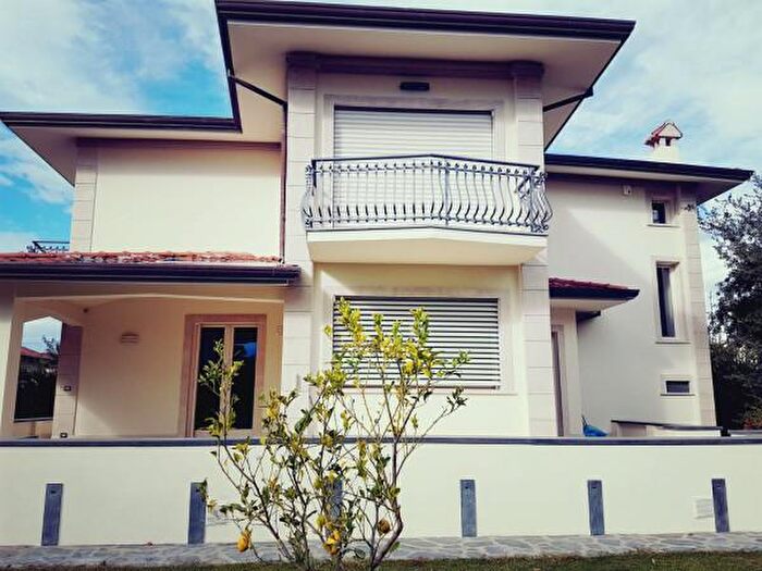 Casa con 6 locali in affitto in Via Giuseppe Viner, Forte Dei Marmi