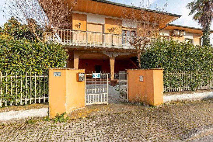 Appartamento con 12 locali in vendita in Piazza di Vittorio, Crespina Lorenzana