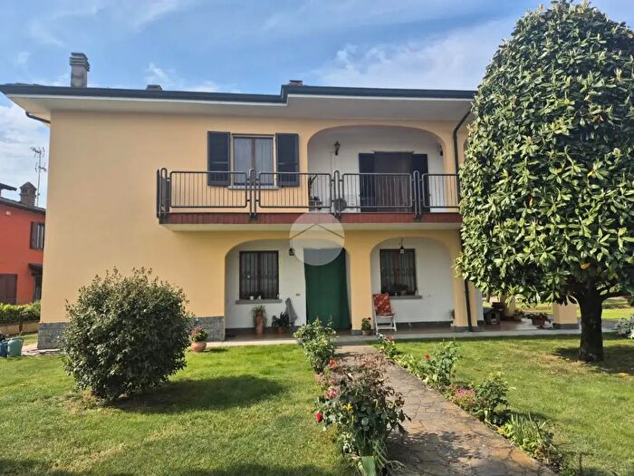 Casa con 7 locali in vendita in Via Alberone, Zerbo