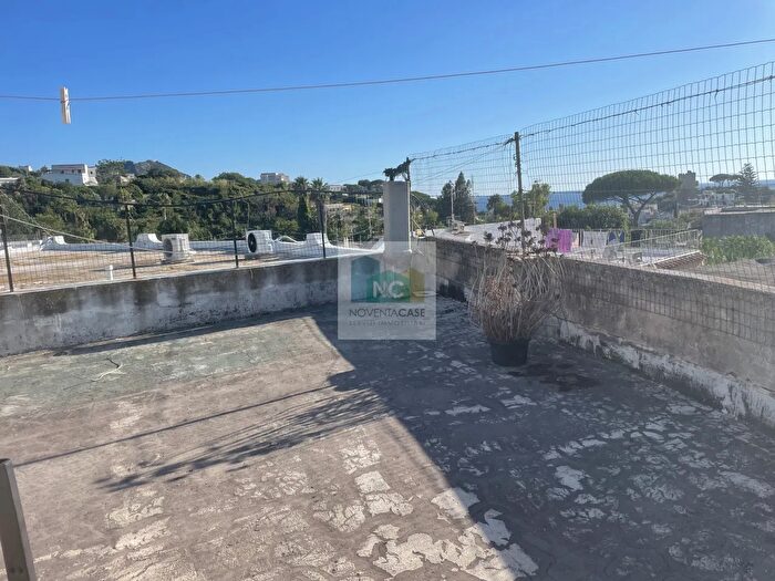 Appartamento con 5 locali in vendita in Via Gaetano Morgera, Forio