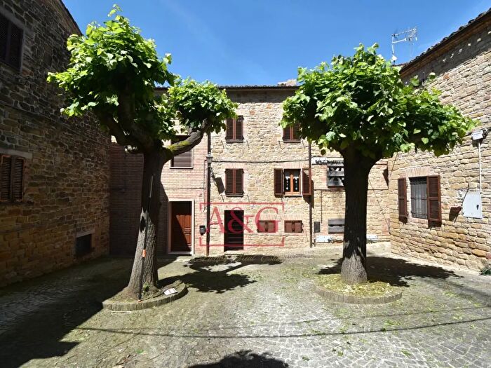 Casa con 5 locali in vendita in Via Giuseppe Garibaldi, Gualdo