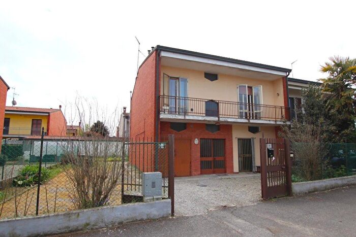 Casa con 5 locali in vendita in Via Don Giovanni Minzoni Livraga, Livraga
