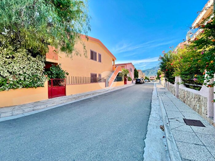 Appartamento trilocale in vendita in Via Tasso, Villasimius