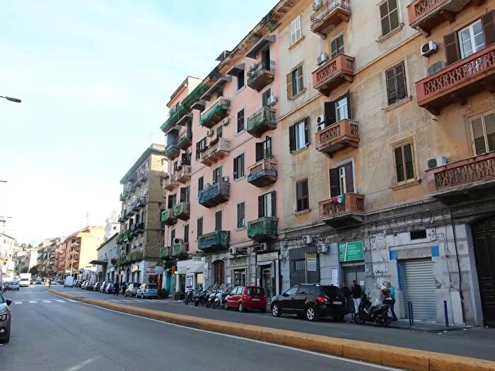 Appartamento trilocale in vendita in Calata Capodichino, Napoli