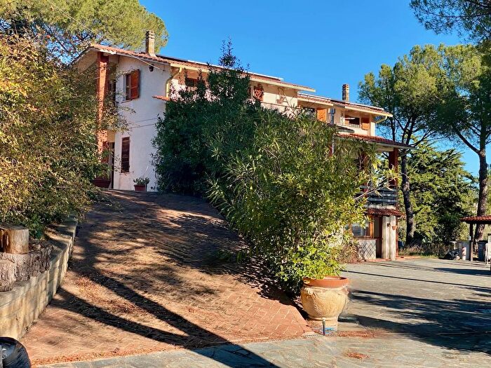 Casa con 16 locali in vendita in Magione