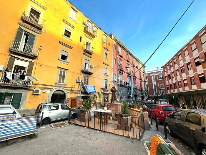 Appartamento con 6 locali in affitto in Vico S Gennaro a Materdei, Napoli