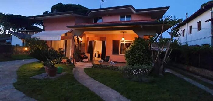 Appartamento con 6 locali in affitto in Montignoso