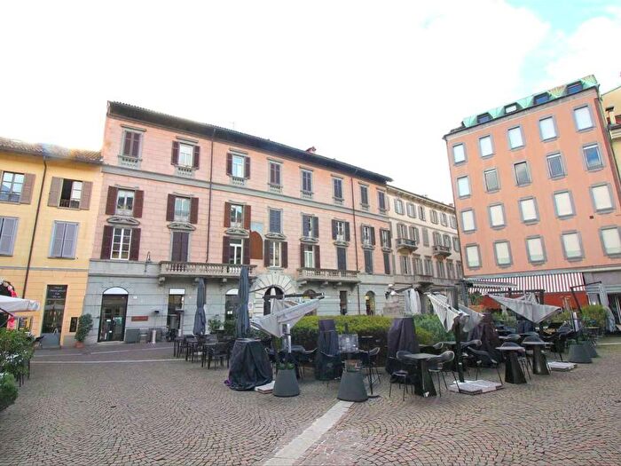 Appartamento trilocale in affitto in Centro Storico, Como