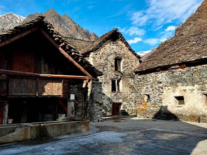 Casa trilocale in affitto in Via Rovesca, Antrona Schieranco