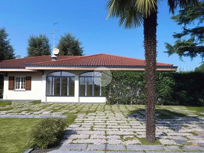 Casa quadrilocale in vendita in Via Iseo, Erbusco