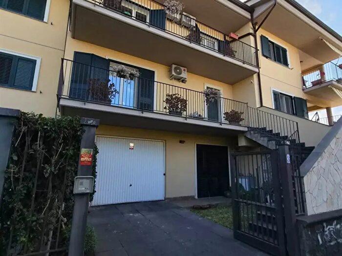 Casa con 10 locali in vendita in Aci Catena