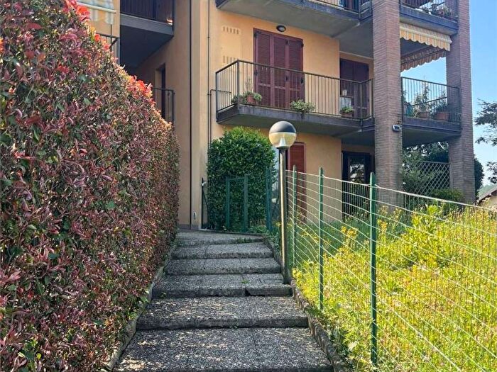 Appartamento trilocale in affitto in Via Piave, Bardello con Malgesso e Bregano