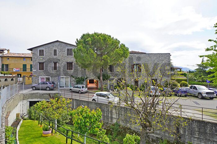 Appartamento trilocale in vendita in Via Garibaldi, San Felice Del Benaco