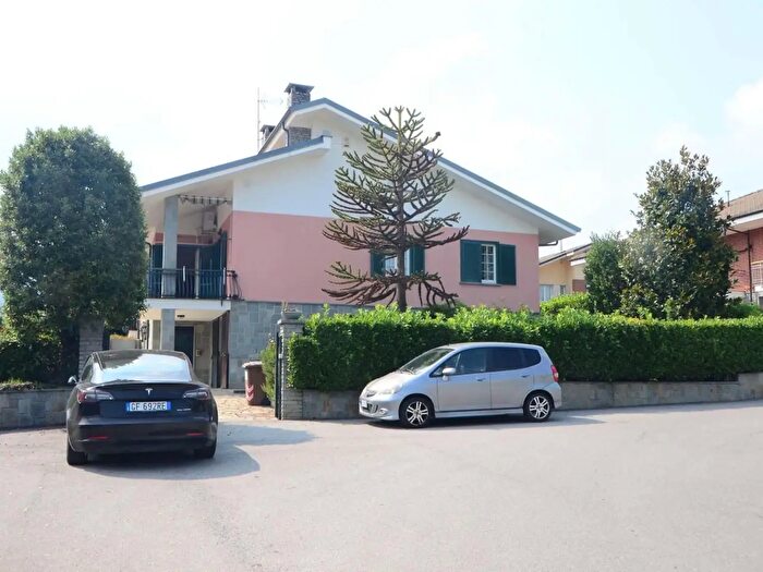 Casa con 8 locali in vendita in Via Fiorita, Barge