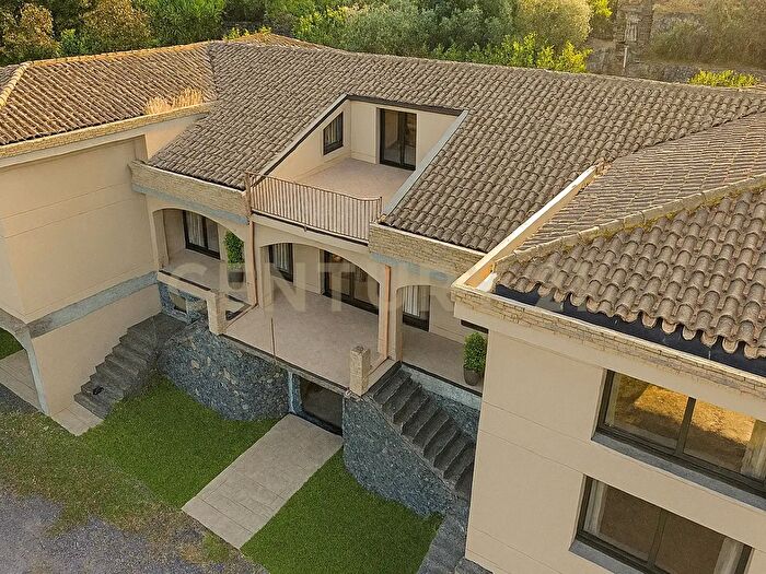 Casa con 8 locali in vendita in Via Nuova, Aci Catena