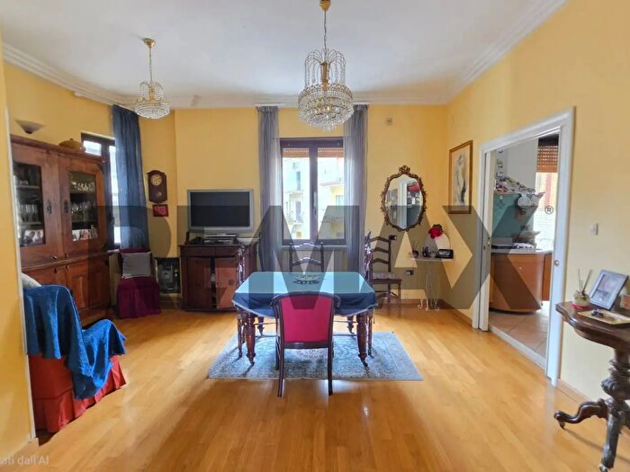 Appartamento con 5 locali in vendita in Napoli