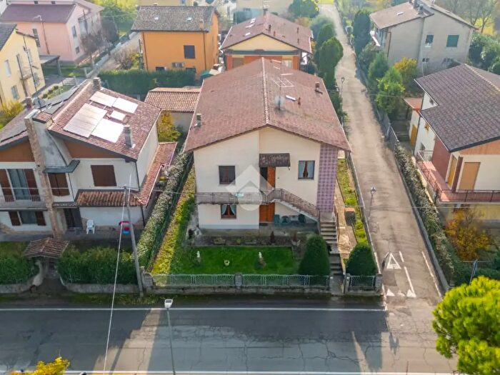 Casa con 10 locali in vendita in Via Ercole Pisi, Gattatico