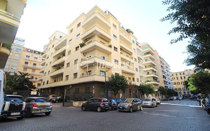 Appartamento con 10 locali in vendita in Napoli