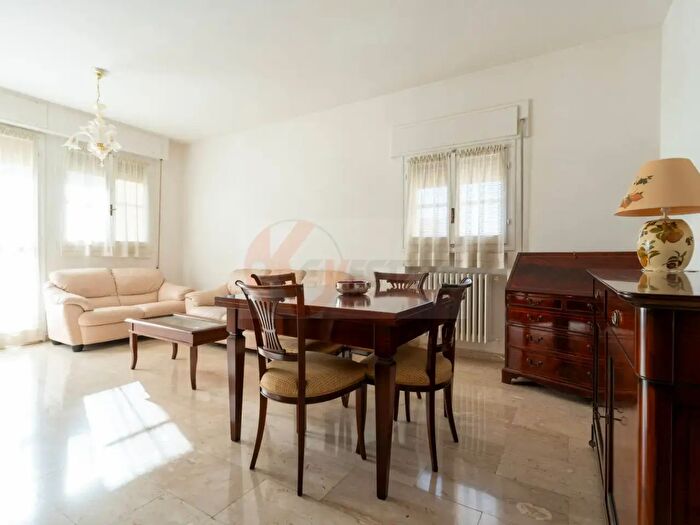 Appartamento con 7 locali in vendita in Via Lussu, Sassari