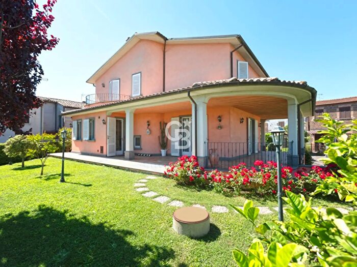 Casa con 7 locali in vendita in Via Tevere, Viterbo