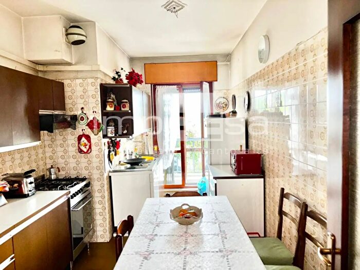 Appartamento con 5 locali in vendita in Viale Antonio Paolucci B, Venezia