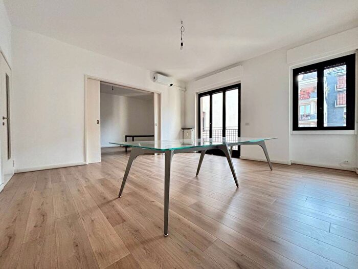 Casa con 6 locali in affitto in Viale Coni Zugna, Solari, Milano