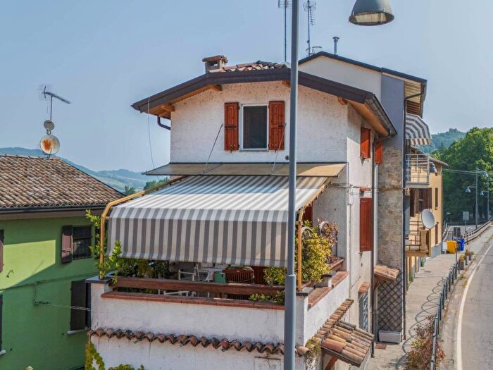 Casa con 6 locali in affitto in Via G Battilocchi, Marzolara, Calestano