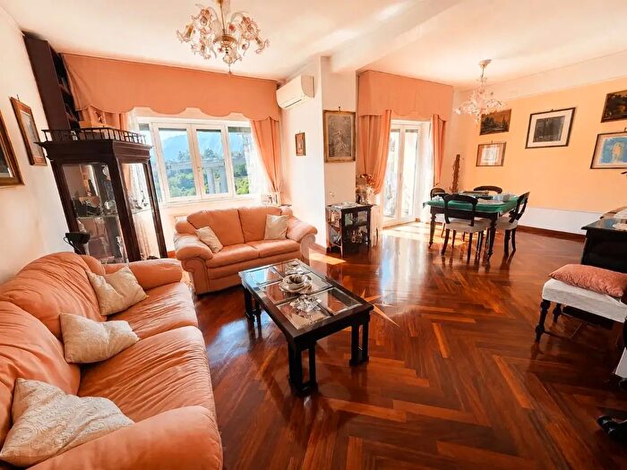 Appartamento con 6 locali in vendita in Via Pigna, Napoli