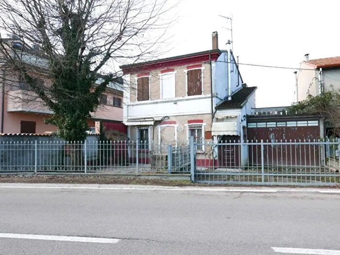 Casa quadrilocale in vendita in Via del Canale, Forli