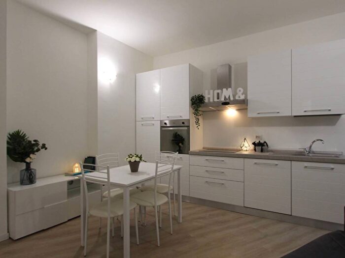 Appartamento trilocale in affitto in Via Moncalvo, Gambara, Milano