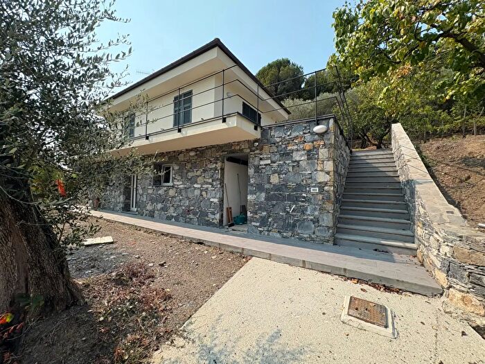 Casa trilocale in vendita in Viale San Pio X, Chiavari