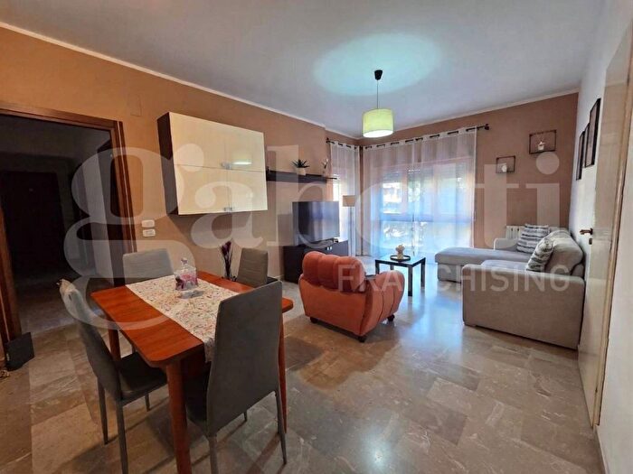Appartamento trilocale in affitto in Piazza Della Libertà, Roges, Rende