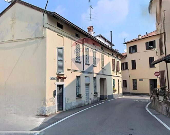 Appartamento con 5 locali in vendita in Piazza Nazario Sauro, Osnago