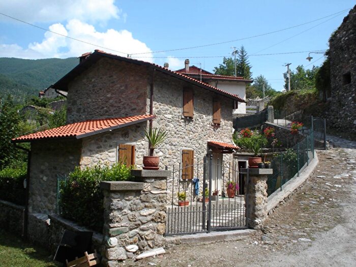 Casa quadrilocale in vendita in Vagli Sotto