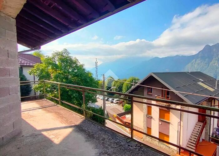 Casa con 6 locali in vendita in Via Sassi, Casargo